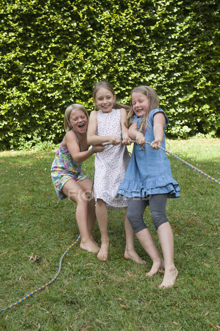 Ragazze che giocano a tiro alla fune ad una festa di compleanno — Foto stock