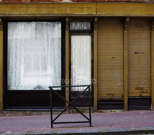 Schaufenster tagsüber auf Straße verlassen — Stockfoto