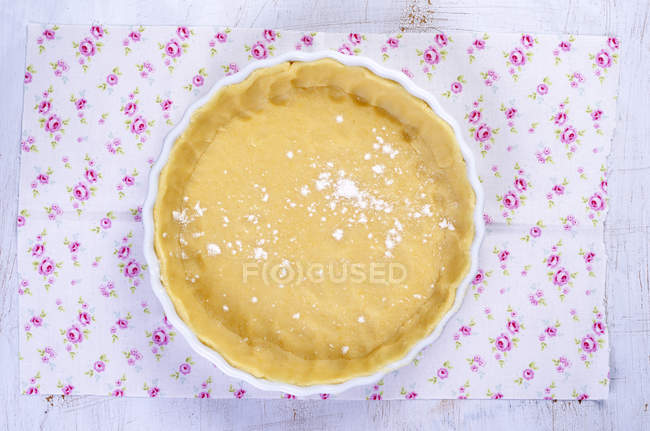 Uncooked short pastry in baking dish — Stock Photo