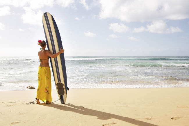 EUA, Havaí, mulher de pé com prancha na praia — Fotografia de Stock