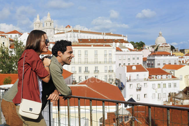 Portugal, Lisboa, Alfama, Largo das Portas do Sol, jovem casal desfrutando de vista — Fotografia de Stock