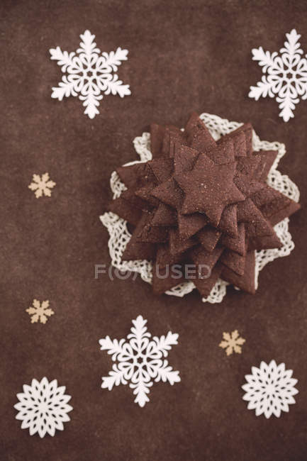 Biscoitos de açúcar de chocolate formando árvore de Natal com rendas e ornamentos — Fotografia de Stock