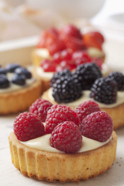 Close-up of Pies with vanilla pudding and different berries — Stock Photo