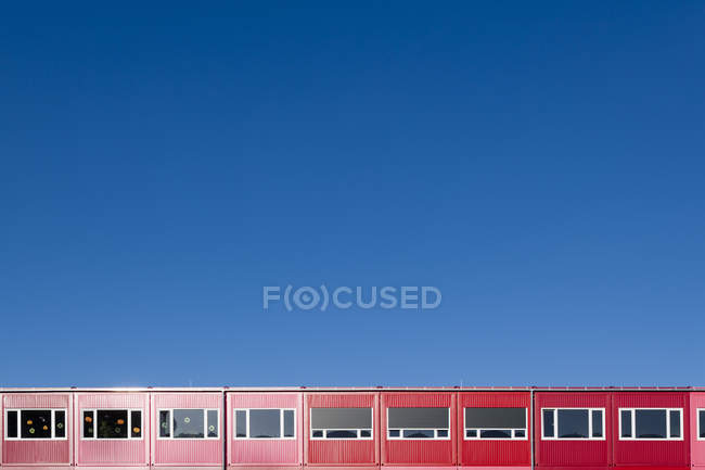 Germany, Bavaria, Munich, red and pink portable residential buildings — Stock Photo