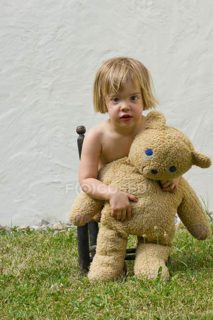 Retrato de niña sosteniendo oso de peluche - foto de stock