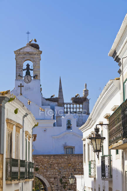 Portugal, Faro, Paisagem urbana com arquitectura típica e vista do Arco da Vila — Fotografia de Stock