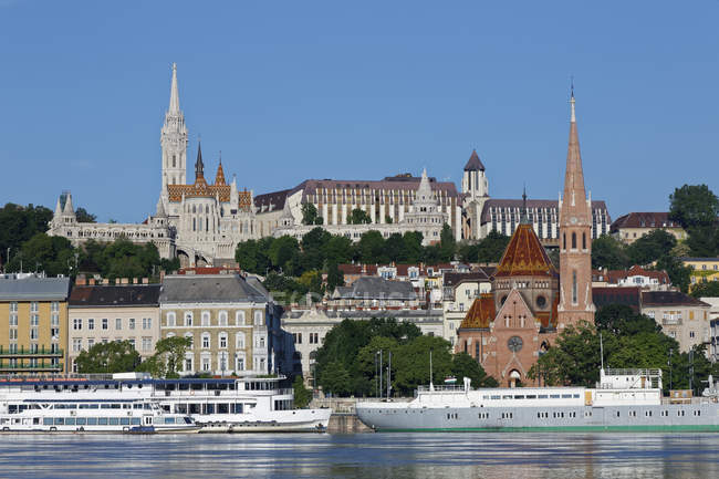 Ungheria, Budapest, Pest, Chiesa di Mattia e Bastione dei Pescatori sul Danubio — Foto stock