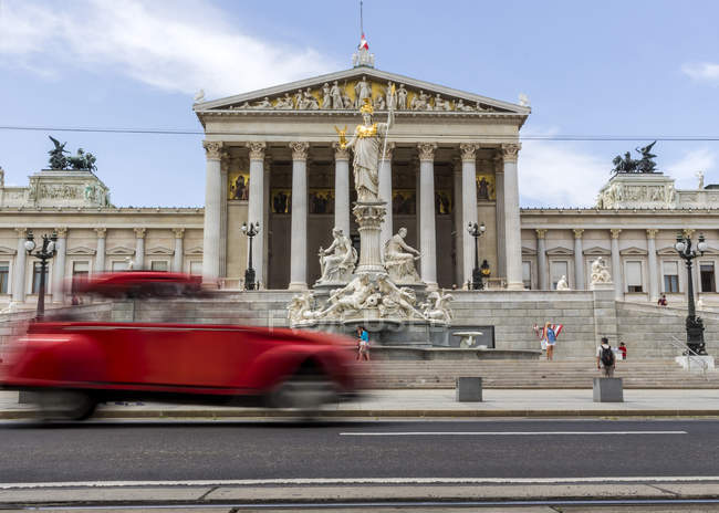 Austria, Vienna, veduta dell'edificio del parlamento con la macchina in primo piano — Foto stock