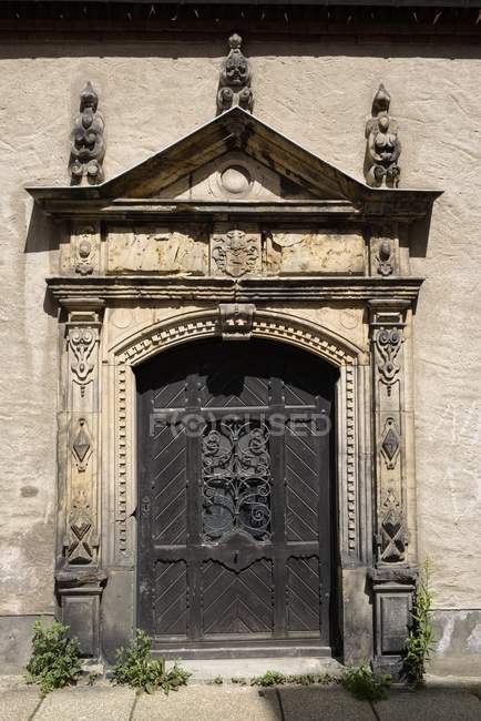 Alemania, Sajonia, Freiberg, Puerta de entrada antigua de una casa histórica - foto de stock