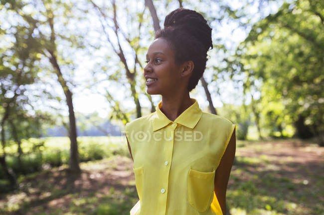 Retrato de jovem mulher feliz na natureza — Fotografia de Stock