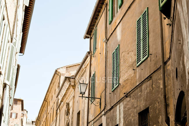 Itália, Toscana, Volterra, fila de casas durante o dia — Fotografia de Stock