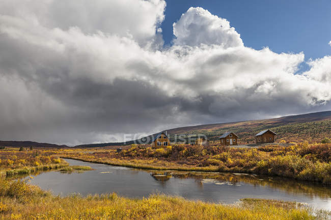 Casas rurales en Denali Highway en otoño con cielo nublado en el fondo, Alaska, EE.UU. - foto de stock
