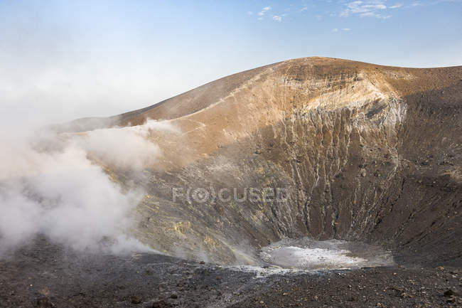 Italien, Vulkan, Blick in Krater bei Tag — Stockfoto
