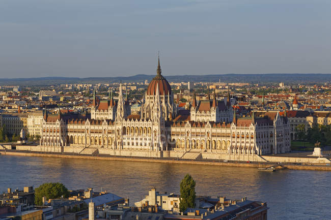 Hungría, Budapest, Vista a la plaga con el edificio del Parlamento y el río Danubio - foto de stock