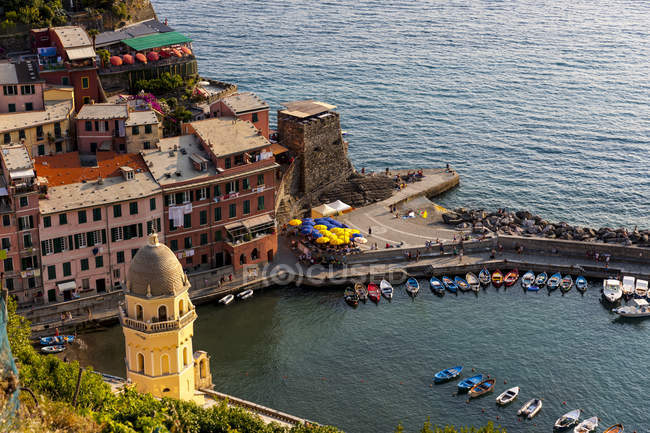 Italie, Ligurie, Cinque Terre, Vue village de pêcheurs Vernazza — Photo de stock