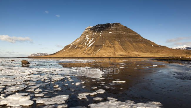 Islândia, Península de Snaefellsnes, Grundafjoerdur, Kirkjufell vista da colina sobre a água durante o dia — Fotografia de Stock