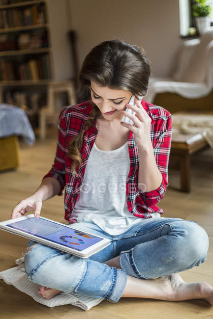 Junge Frau arbeitet zu Hause mit digitalem Tablet — Stockfoto