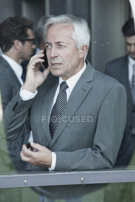 Senior uomo d'affari caucasico sul cellulare — Foto stock