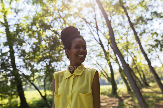 Retrato de jovem mulher feliz na natureza — Fotografia de Stock