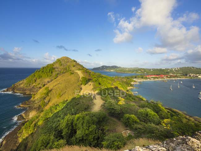 Karibik, st. lucia, fort rodney, taubeninsel, rodney bay gegen wasser — Stockfoto
