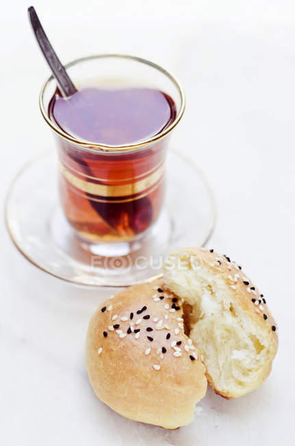 Copo de chá preto e pão de levedura turco caseiro cheio de queijo de ovelha — Fotografia de Stock