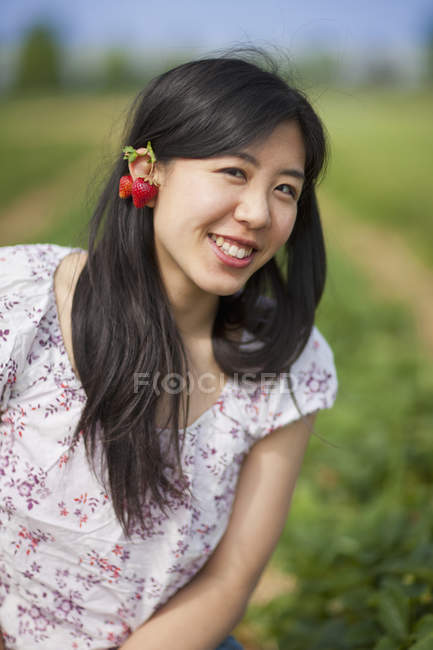 Junge Japanerin mit Erdbeer-Ohrringen Porträt — Stockfoto