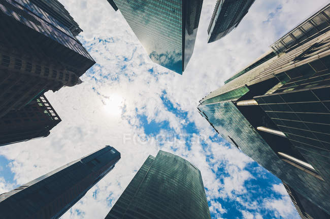 Singapore, Wolkenkratzer gegen den Himmel, Tiefblick — Stockfoto