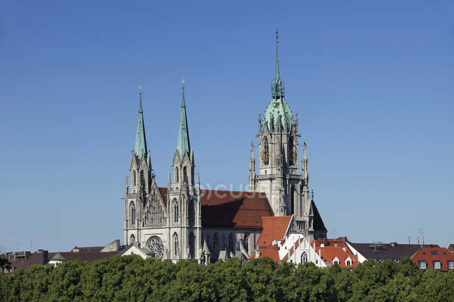 Alemania Baviera Munich Iglesia De San Pablo Sobre Los Arboles Durante El Dia Exterior Luz Del Dia Stock Photo