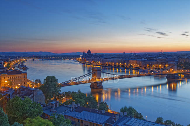 Hungary, Budapest, Danube river, Parliament Building and Chain Bridge, afterglow — Stock Photo