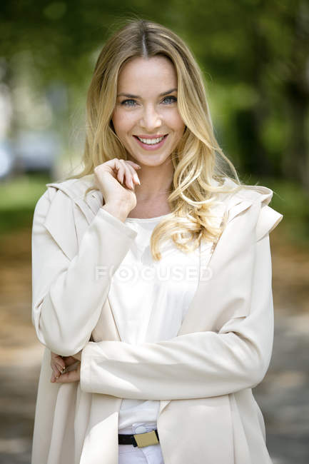 Retrato de mulher loira sorridente — Fotografia de Stock