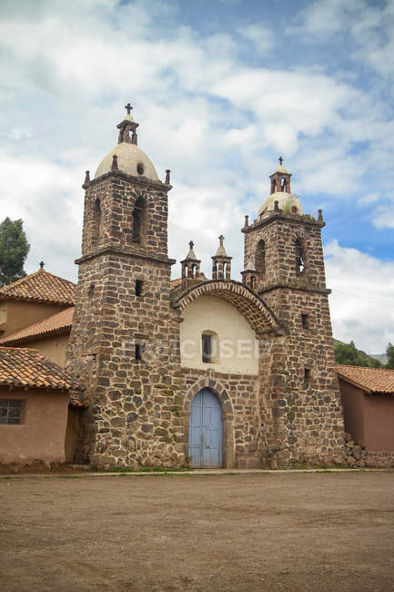 América del Sur, Perú, Vista de una pequeña iglesia colonial en Cusco - foto de stock