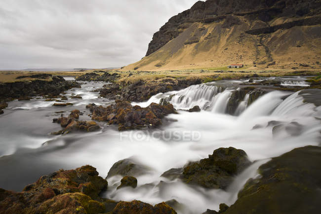 Islande, paysage avec ruisseau et pierres pendant la journée — Photo de stock