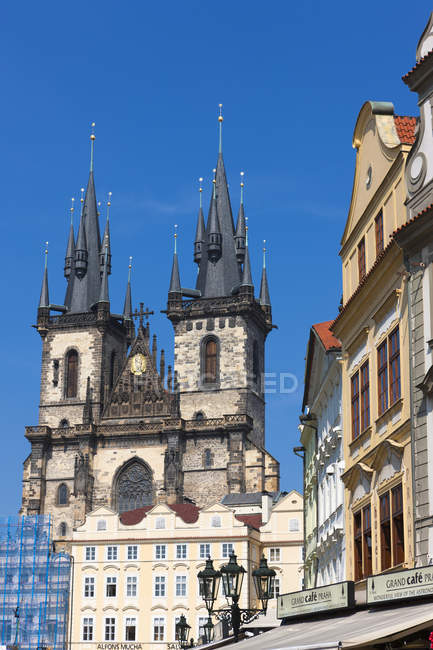 Чехия, Прага, здания и рестораны на Староместской площади — стоковое фото