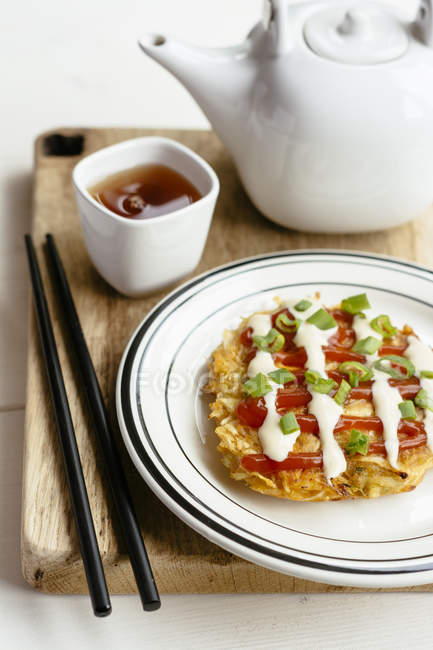 Okonomiyaki, japanese cabbage pancake — Stock Photo