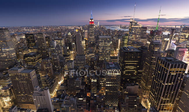 Malerischer Blick auf Gebäude von New York am Abend, New York City, USA — Stockfoto