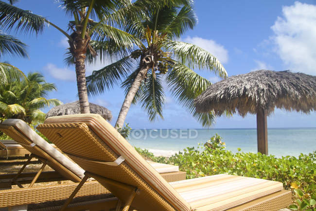 Seychelles, Isola di La Digue Veduta della spiaggia Anse La Reunion e sedie a sdraio — Foto stock