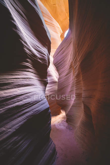 Нижний Каньон Антилопы, путь между песчаником, Пейдж, Аризона, США — стоковое фото