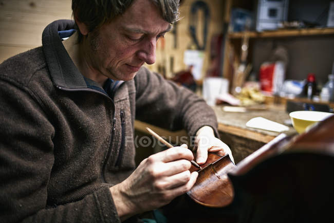 Скрипка maker ремонту тріщини в віолончель — стокове фото