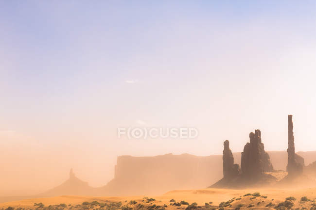 États-Unis, Utah, Monument Valley pendant une tempête de sable — Photo de stock