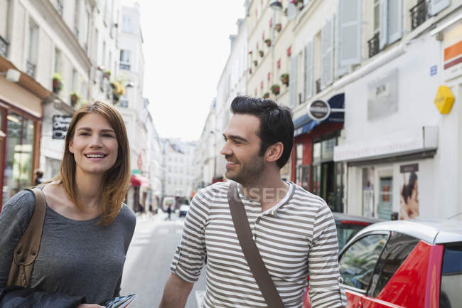 França, Paris, retrato de casal feliz andando na cidade — Fotografia de Stock