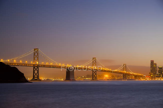 USA, Bay Bridge di San Francisco alla luce della sera — Foto stock