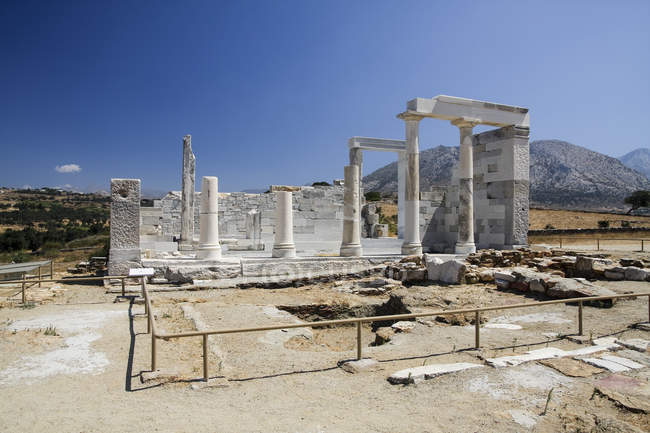 Grecia, Cícladas, Naxos, Templo de Sangri, Templo Deméter durante el día - foto de stock