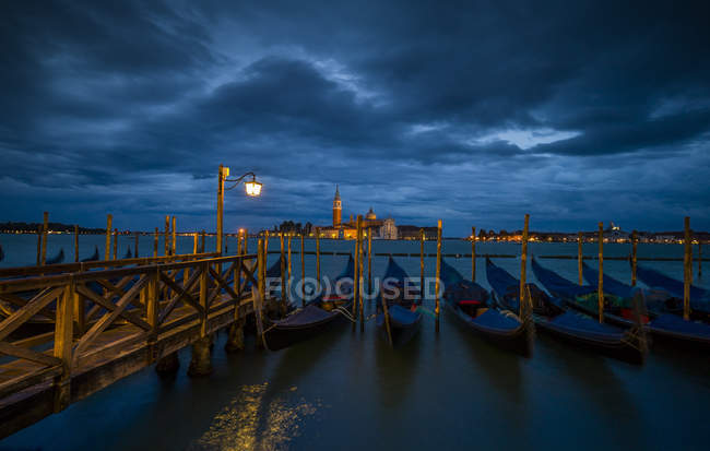 Italie, Venise, Gondoles et église San Giorgio Maggiore vue dans la nuit — Photo de stock
