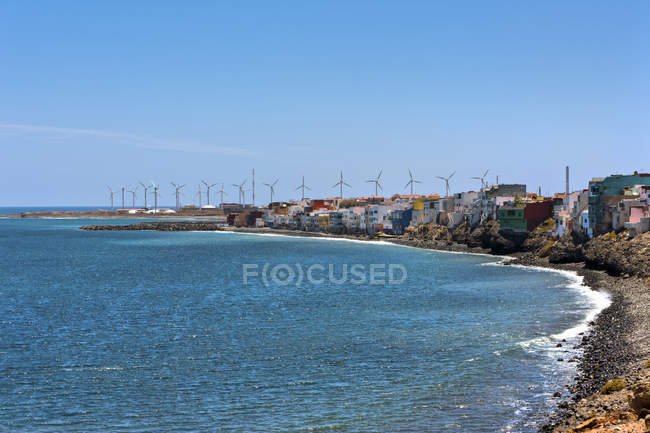 Spagna, Isole Canarie, Gran Canaria, Santa Lucia de Tirajana, Pozo con turbine eoliche — Foto stock