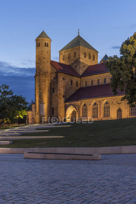 Deutschland, niedersachsen, hildesheim, st. michael 's church am abend — Stockfoto