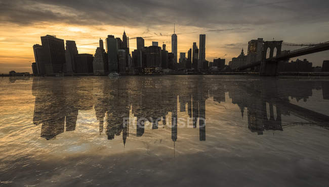 Vista panorámica desde Brooklyn a Manhattan al atardecer, Nueva York, Estados Unidos - foto de stock