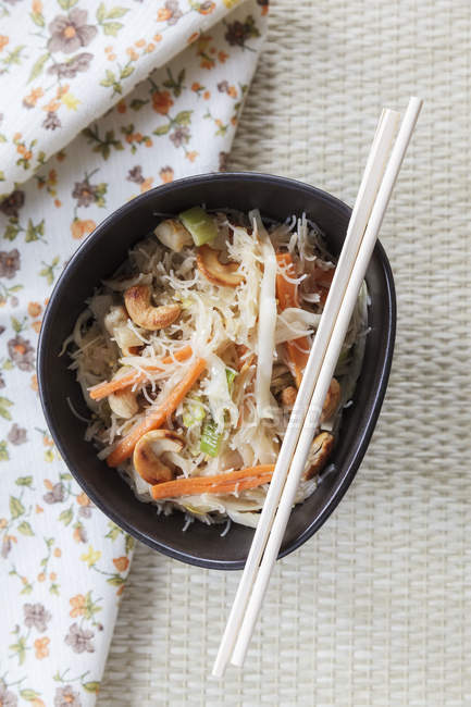 Wok dish with white cabbage, carrots, leek, egg and rice noodles — Stock Photo