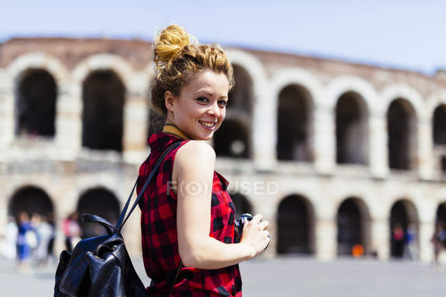 Italia, Verona, donna sorridente davanti all'Arena di Verona — Foto stock