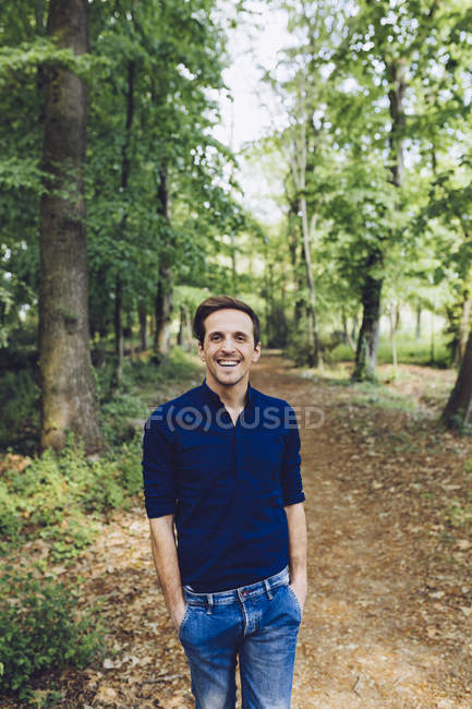 Retrato de homem sorridente na natureza — Fotografia de Stock