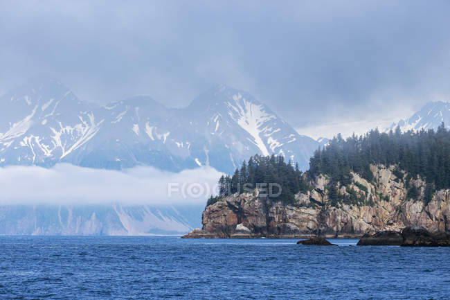 Vista a las montañas cubiertas de nieve durante el día, Resurrection Bay, Seward, Alaska, EE.UU. - foto de stock